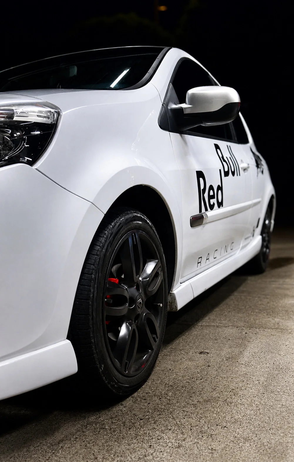 Profil de la Clio 3 GT avec signalétique rouge
