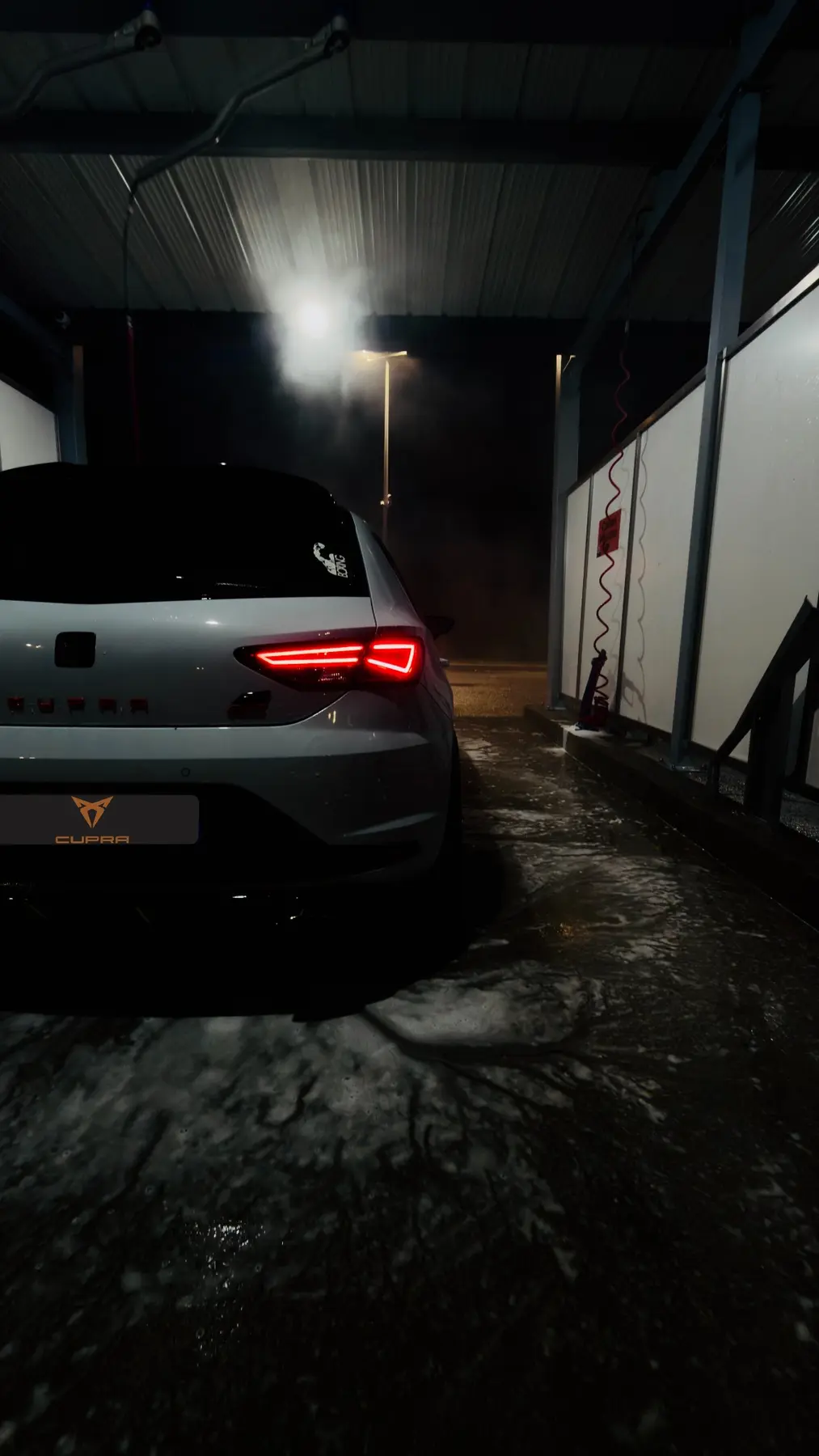 Vue arrière de la Cupra éclairée de nuit